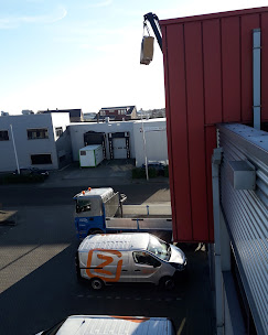 Hijswerk bij bedrijfspand met servicebus